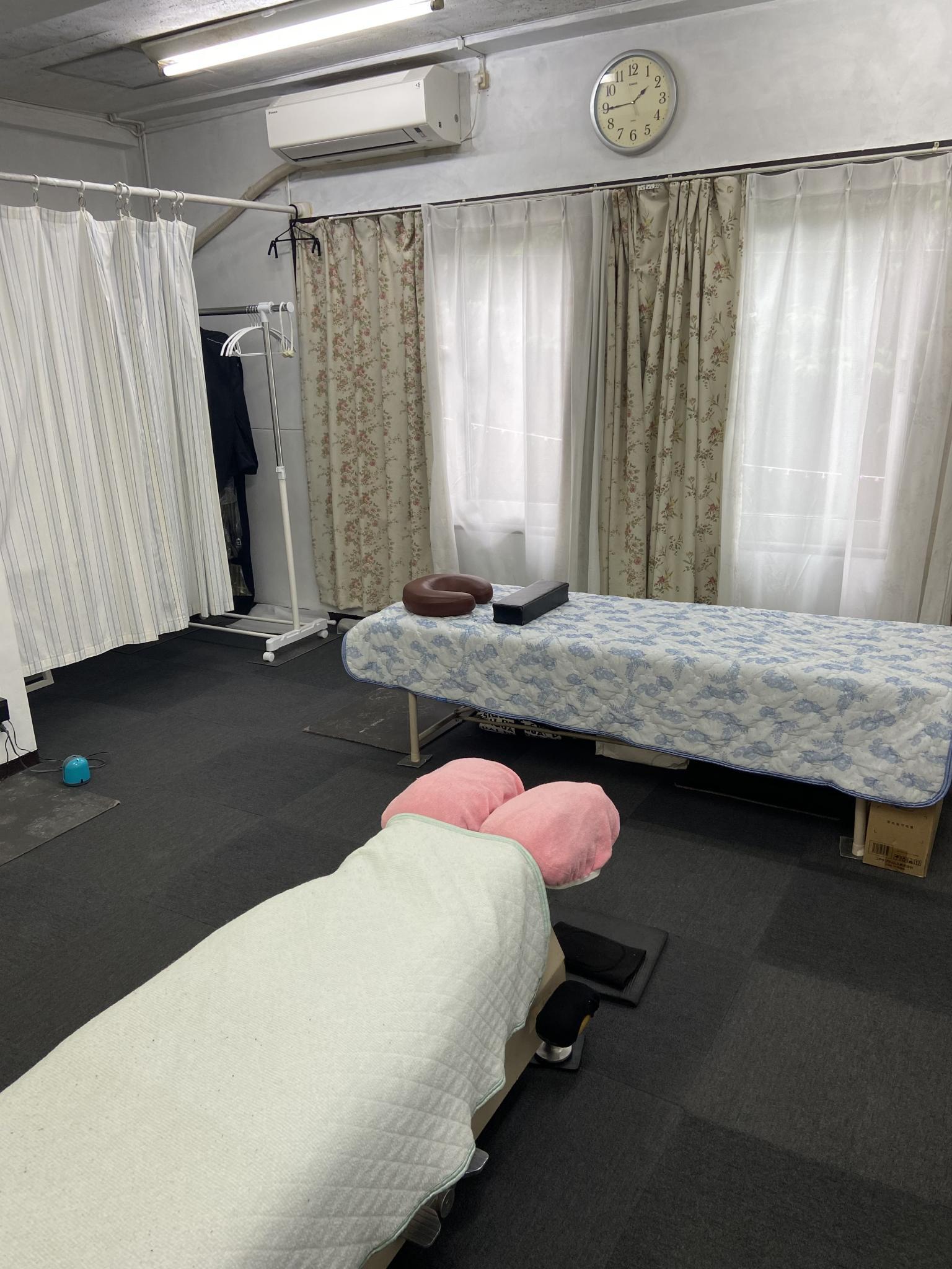 診療台、カイロベッド、各1台ずつ